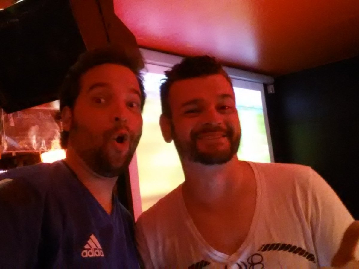 javi_nemo's tweet photo. Con @davidcebo en Notre-Dame! Y ahora viendo como se complica la vida #Francia! #DíaDeDescanso #EuroNemo2016 https://t.co/bTc1rbYhsA