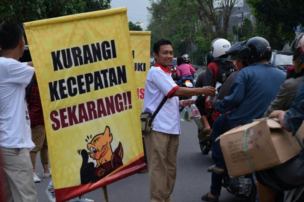 Bagi takjil facebooker prabowo, bersama pc tidar kota kediri keren <a href="/KabKediri/">Kediri</a> <a href="/KerenKediri/">KediriKeren</a> <a href="/infokediri/">Informasi Kediri</a>