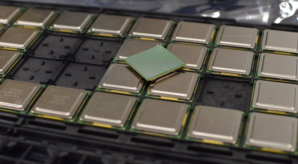 coolhardwareLA's tweet photo. KiloCore project packs 1,000 CPU cores into tiny power envelope, 32nm process https://t.co/62qAMYVfFd #technews https://t.co/dVJ7gmMCQG