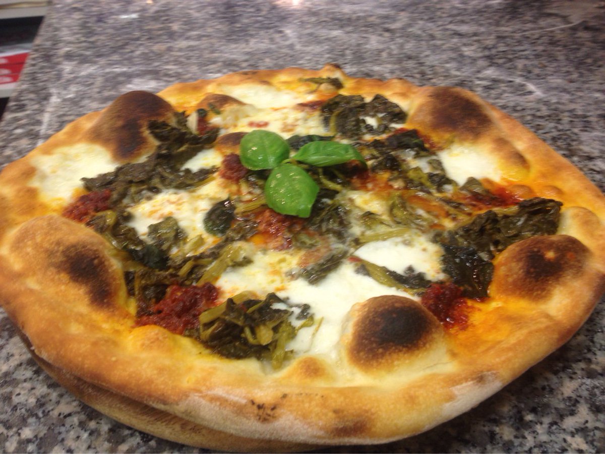 MasterPizzaeCo's tweet photo. Pizza a domicilio https://t.co/xrTGL1aLnC https://t.co/HxxBeueCJ7