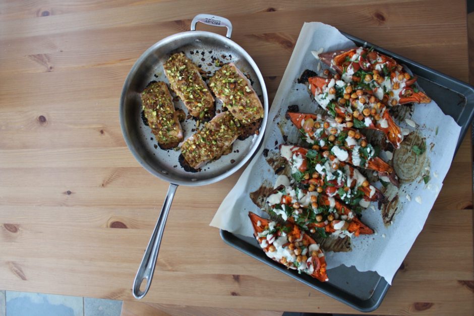 oiselle's tweet image. Dishing out how to fuel like @karagoucher. Tips on @Strava: ow.ly/PNBo301zNbI #runnertips