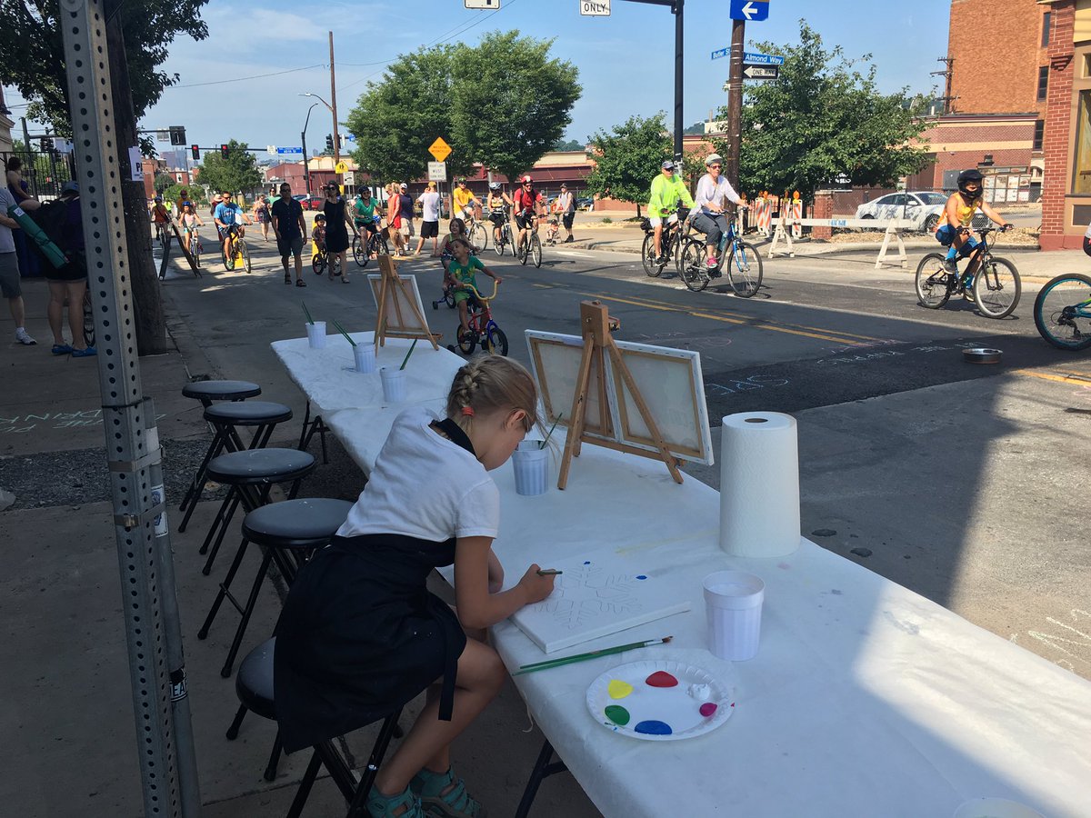 GaryMinnaert's tweet photo. @openstreetspgh yet again a great #OpenStreetsPGH loving the #paintmonkey also. https://t.co/heOfKxluG9