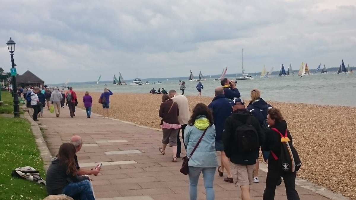 The crowds chase the fleet towards the western Solent