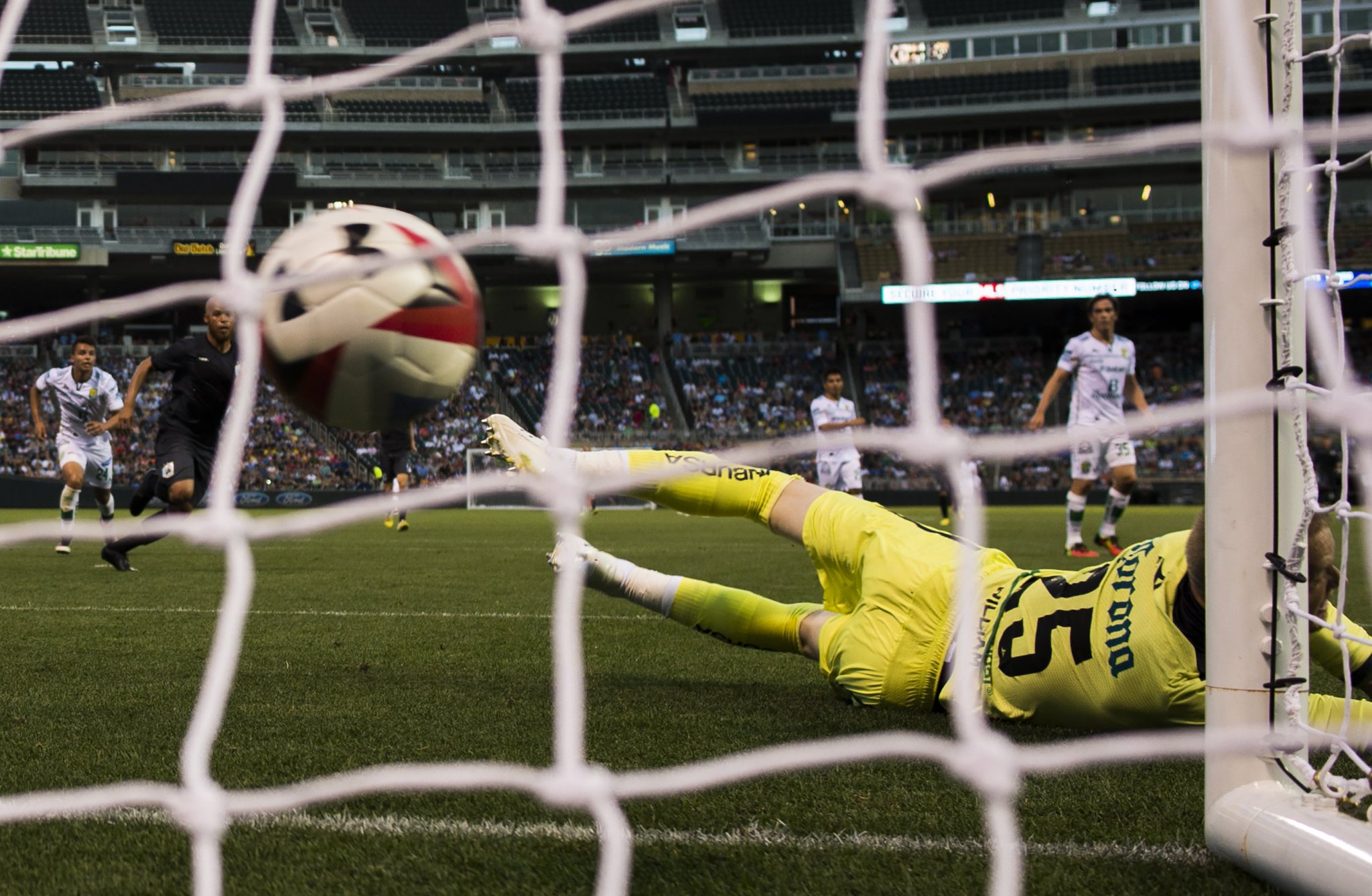 Star tribune sports on twitter with 18 500 fans at target field 
