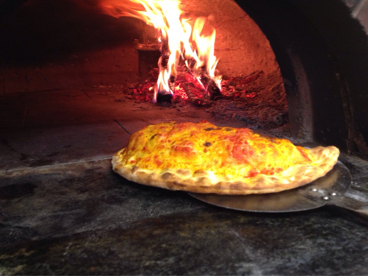MasterPizzaeCo's tweet photo. Pizza a Firenze  https://t.co/xrTGL1aLnC https://t.co/l0A2cBAtxy
