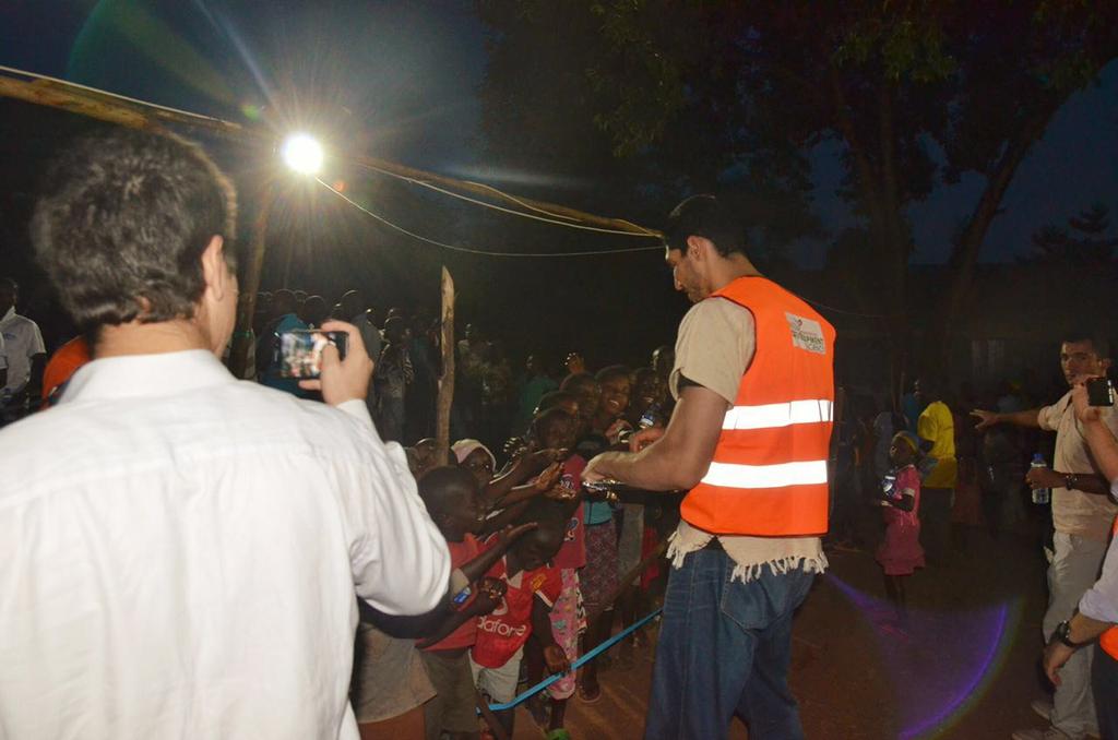 NileHDAug's tweet photo. Enes Kanter serving food to needy people Nile humanitarian iftar tent https://t.co/4vydkh6Ldt