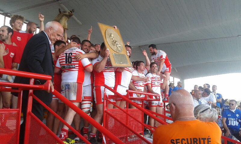 Salles soulève le bouclier de champion de France de #Federale3 #rugby