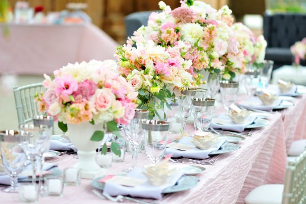 WeddingEasy's tweet image. Don`t spend money for #floral centerpieces. Do it by yourself!