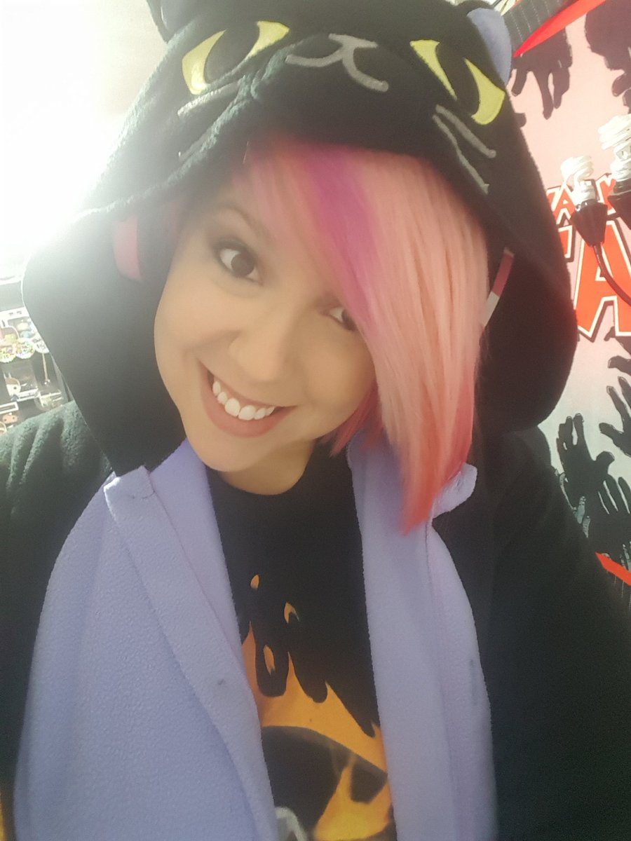 Kintinue's tweet photo. And we are LIVE on https://t.co/jvxI1qrk5r for #SundayFunday! Stop by, say hi, make friends and #DONTDIE https://t.co/dfL8l0AxPz
