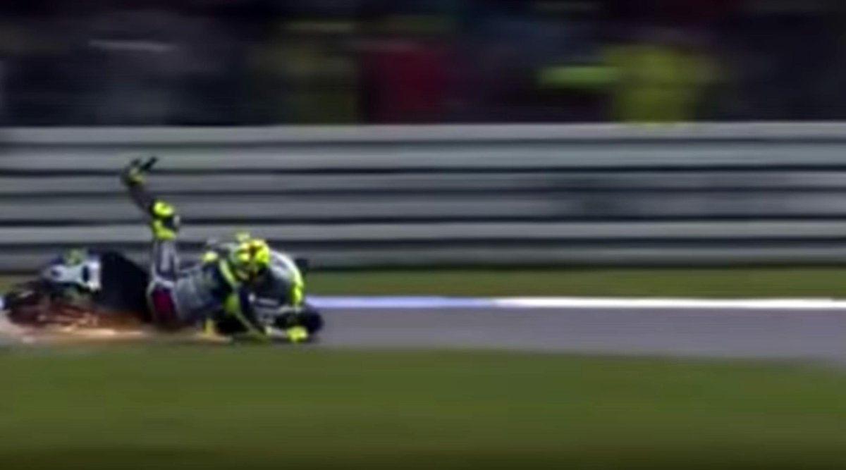 larenait's tweet photo. #Motogp Gara bagnata ad #Assen2016, cade Rossi: «Sono stato un po' somaro». La fotosequenza https://t.co/v6yKVuQ8yt https://t.co/fJjAlmmKwV