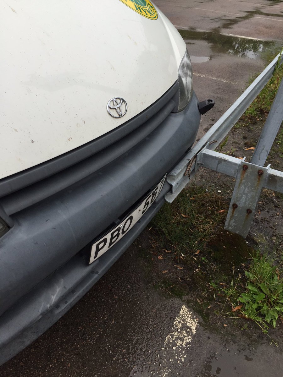 Hymerbussen's tweet photo. Såhär man parkerar efter ett hårt SM https://t.co/f9PIXMlR2g