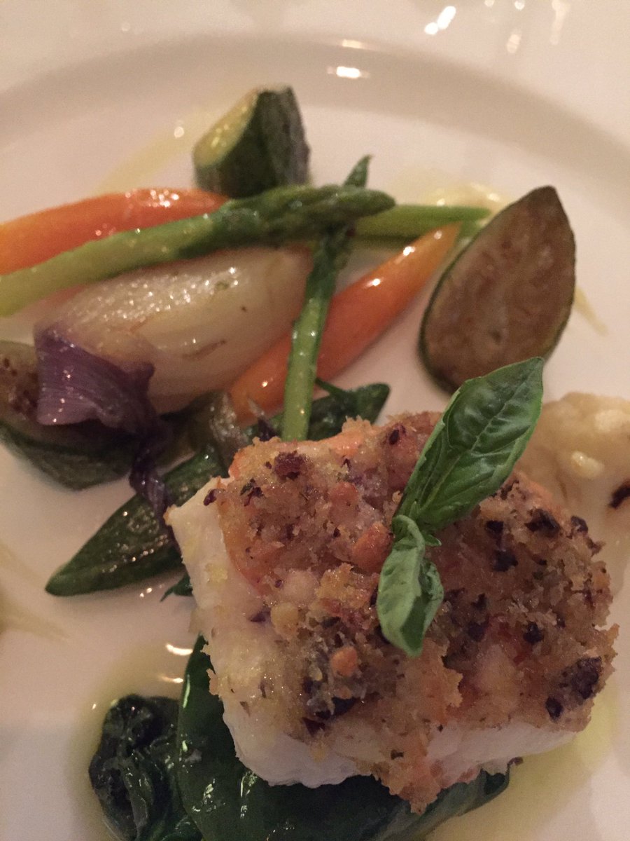 thetravelnews's tweet photo. Al Mammà è unescalation di sapori con vista su Capri: 👏🏻👏🏻👏🏻 Salvatore La Ragione. Aspettando il dolce @StefaniaTrud https://t.co/FGssvq4TnB