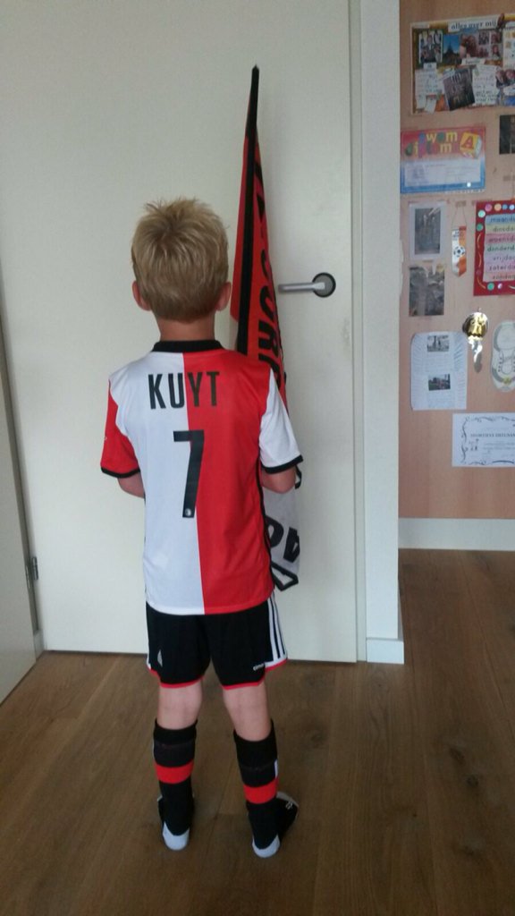 Vandaag debuut De Kuip van ons eigen Kameraadje. Eindelijk een tenue, ipv eigen naam werd het deze <a href="/Kuyt/">Dirk Kuyt</a> <a href="/Feyenoord/">Feyenoord Rotterdam</a>