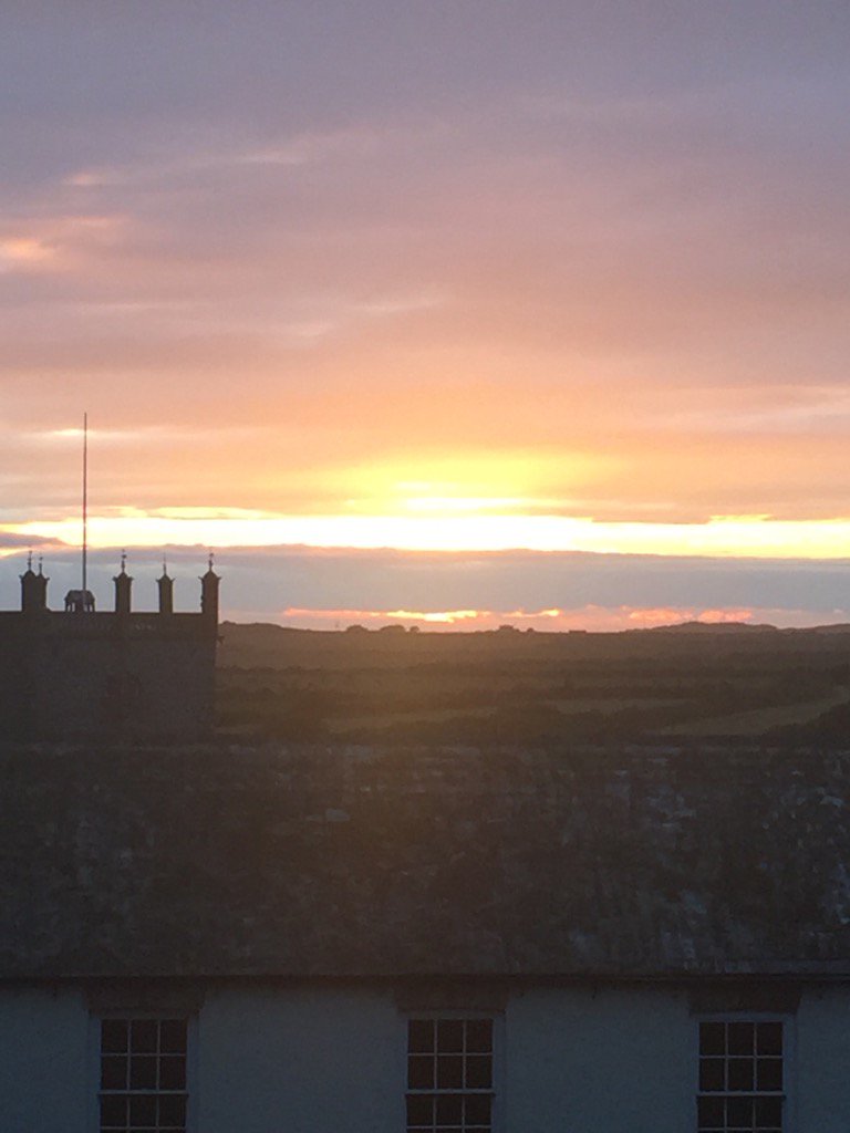 stdavidsherd's tweet photo. Not sure where this sunset came from tonight! #ChangeableWeather StDavidsHerd #WelshBlack #StDavids #Pembrokeshire https://t.co/ExAgwy46qb