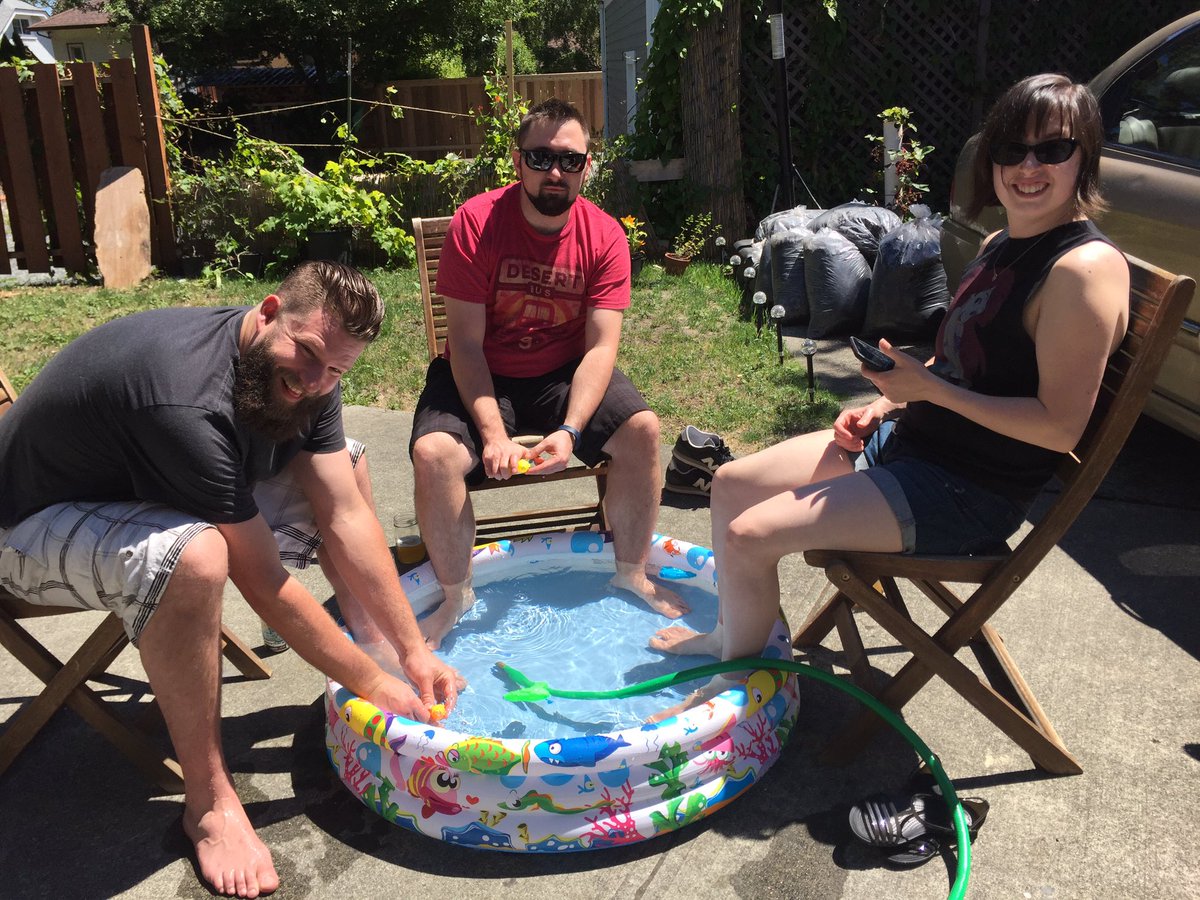 JustJilling's tweet photo. Happy Sunday with @YourFace250 @_BrettJ @The_Staci #negronis #sunshine #backyardlovin https://t.co/bxPWV2MdRz