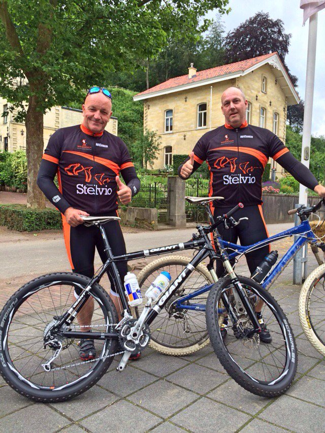 Deze kanjers deden de <a href="/Stelviochalleng/">Stelvio Challenge</a> voor <a href="/StichtingPim/">Stichting Pim</a> en <a href="/Stichtingjayden/">Stichting Jayden</a> #trots #FietsenVerbindt