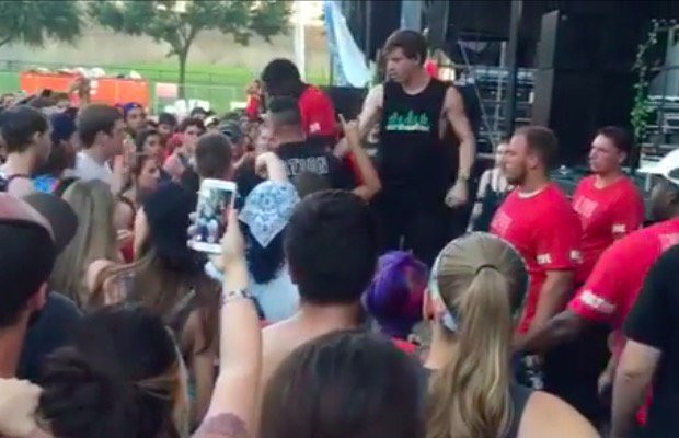 AltPress's tweet photo. .@inheartswake frontman intervenes with Warped Tour security—watch https://t.co/V3tPhS3WI5 https://t.co/zxM2Uk7fFX