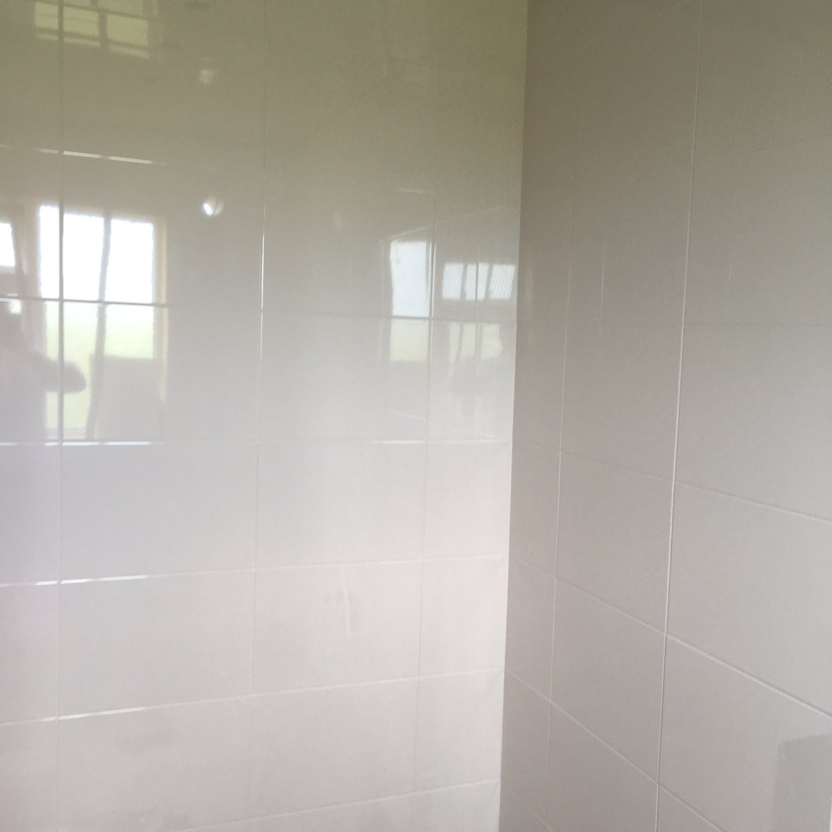 leedstilers's tweet photo. @leedstilers @BALtiling @Porcelanosa_EN @Andrews_Tiles #bathroomwallsandfloor #leedstiling #toptiling @LovingLeeds https://t.co/qxYSkUouyQ