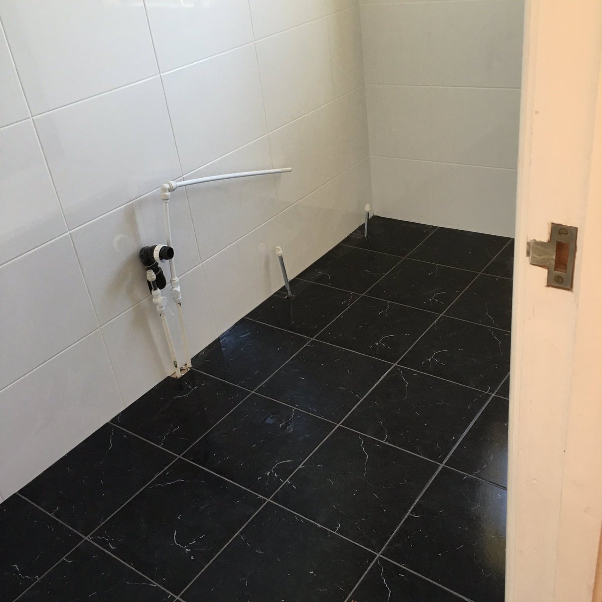 leedstilers's tweet photo. @leedstilers @BALtiling @Porcelanosa_EN @Andrews_Tiles #bathroomwallsandfloor #leedstiling #toptiling @LovingLeeds https://t.co/qxYSkUouyQ