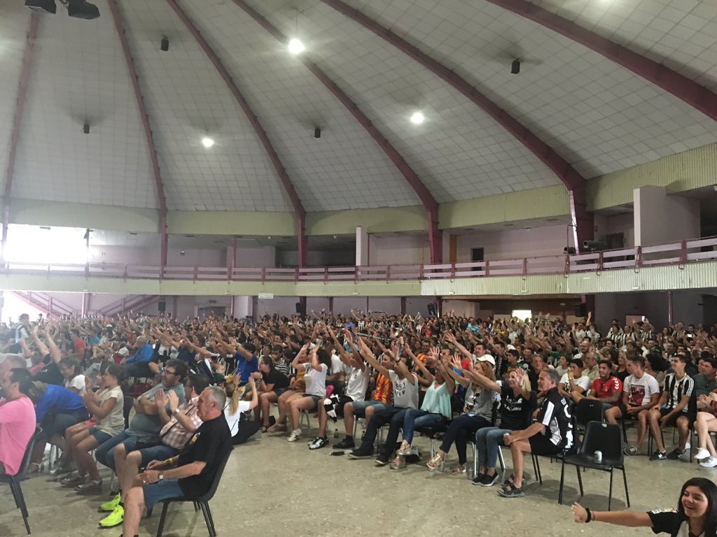 Comienza el partido en Gavà, la Pérgola de gom a gom para animar al  <a href="/CD_Castellon/">CD_Castellon</a> #PPO #MareaAlbinegra