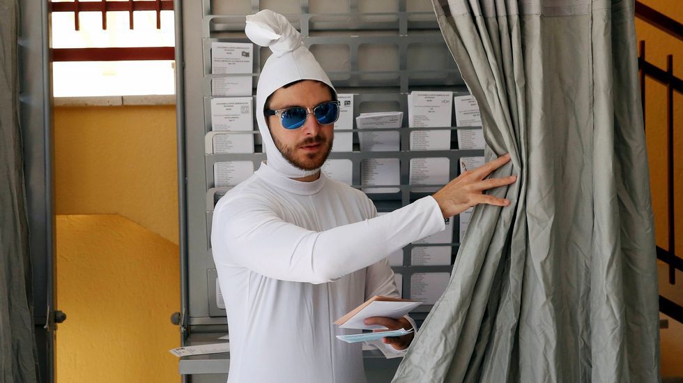 lavozdegalicia's tweet photo. #26J Las anécdotas de la jornada electoral https://t.co/1CT4qt3u7Y https://t.co/wwENP2sUFM