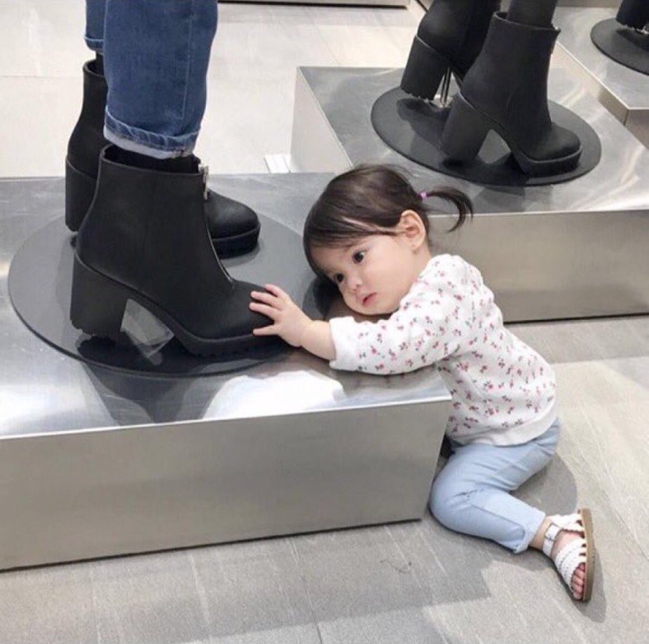 soynormalvale's tweet photo. cuando encuentras unos zapatos que te encantan pero no tienes dinero https://t.co/PJUTPQr5dz