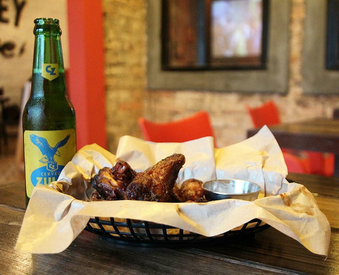 SmokeyHouseVE's tweet photo. ¡Así se ve nuestro Domingo 😊 #Alitas acompañados de una #Zulia bien fría! https://t.co/MZbyICSRWU