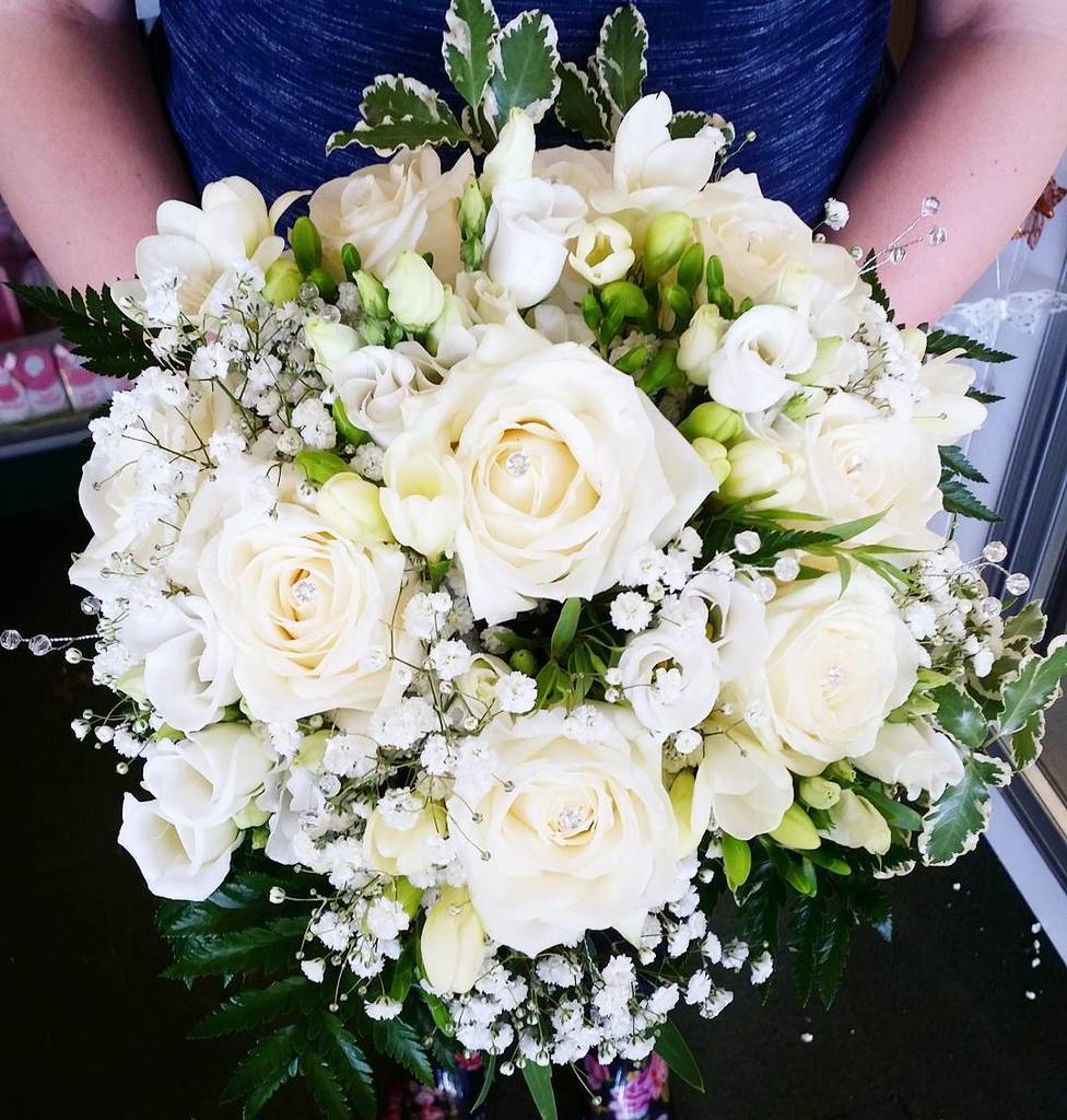 simply_floral's tweet image. A lovely brides bouquet that went out this weekend! 😄🌼🌹💐 #flowers #florist #floristry #work #simplyfloral #secretga…