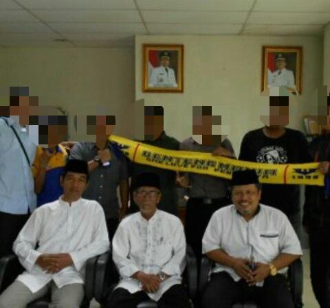 BentengMania_FC's tweet photo. Narsis bareng pemuka agama di Kota Tangerang! #SavePersikota #SaveStadionBenteng #Spirit98 https://t.co/VVSkEkDU1g