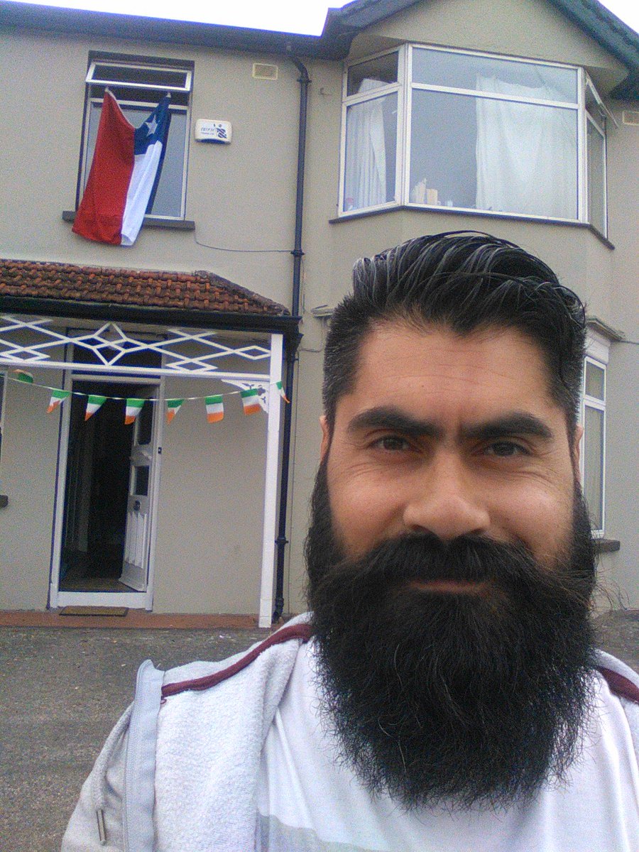 Embothrium_cocc's tweet photo. Vamos Chile apoyando desde Cork #CopaAmerica  @LaRoja  #ChileVsArgentina #Copa100 https://t.co/LY9DQtCACx
