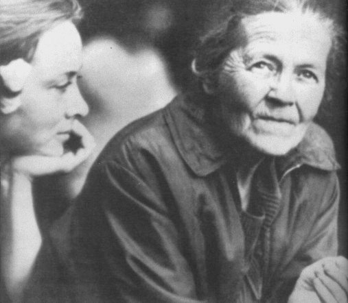 SimonidaR's tweet photo. Andrei Tarkovsky, Zerkalo, 1975 Mirror  -  Margarita Terekhova and his mother Maria Vishnyakova https://t.co/yEmpOgDfxG