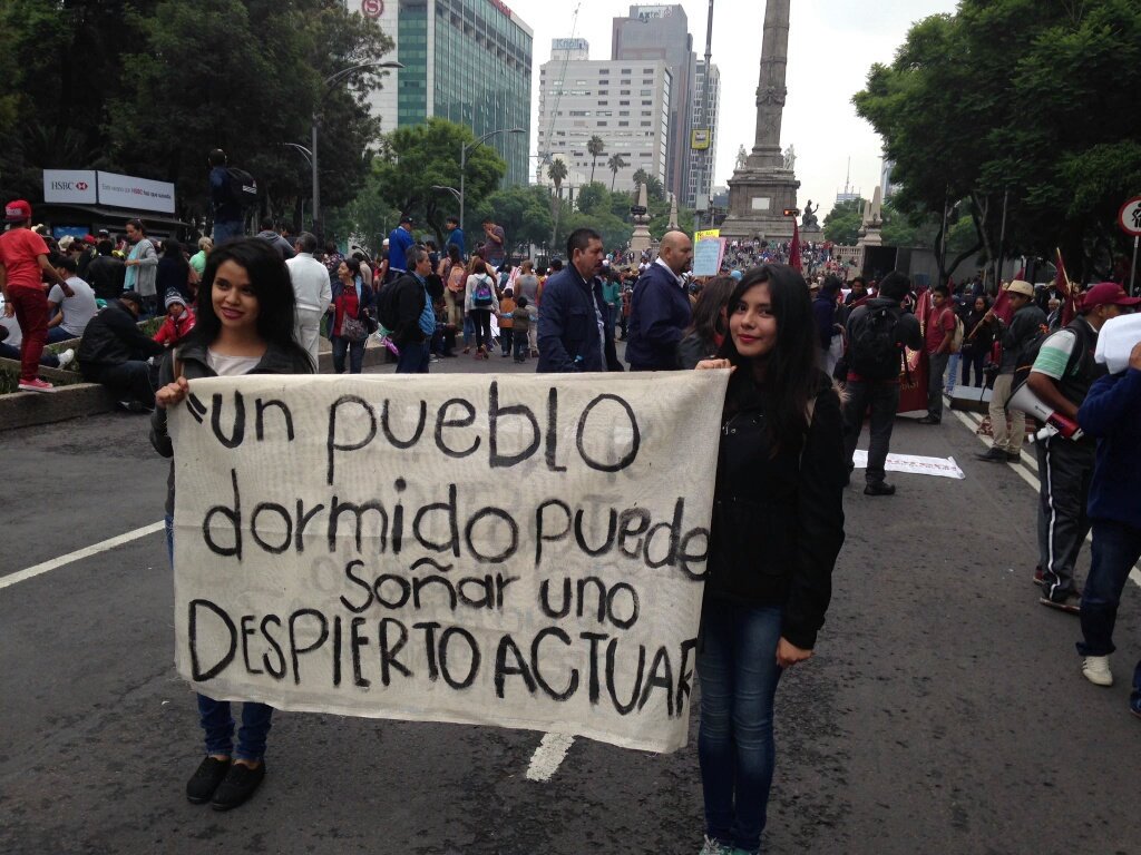 JohnMAckerman's tweet photo. ENORME marcha #MorenaConLosMaestros. El pueblo UNIDO jamás será vencido. https://t.co/eK29dAglte