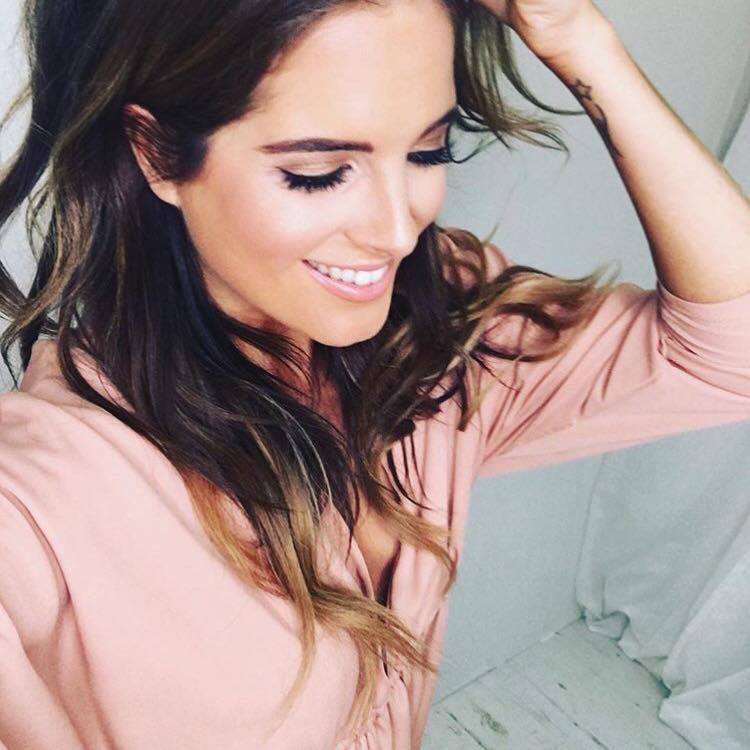 TheLashInc's tweet photo. Binky's lashes are looking gorgeous in this selfie! #Lashspiration @BinkyFelstead #Beauty https://t.co/xRdAiJH6hB