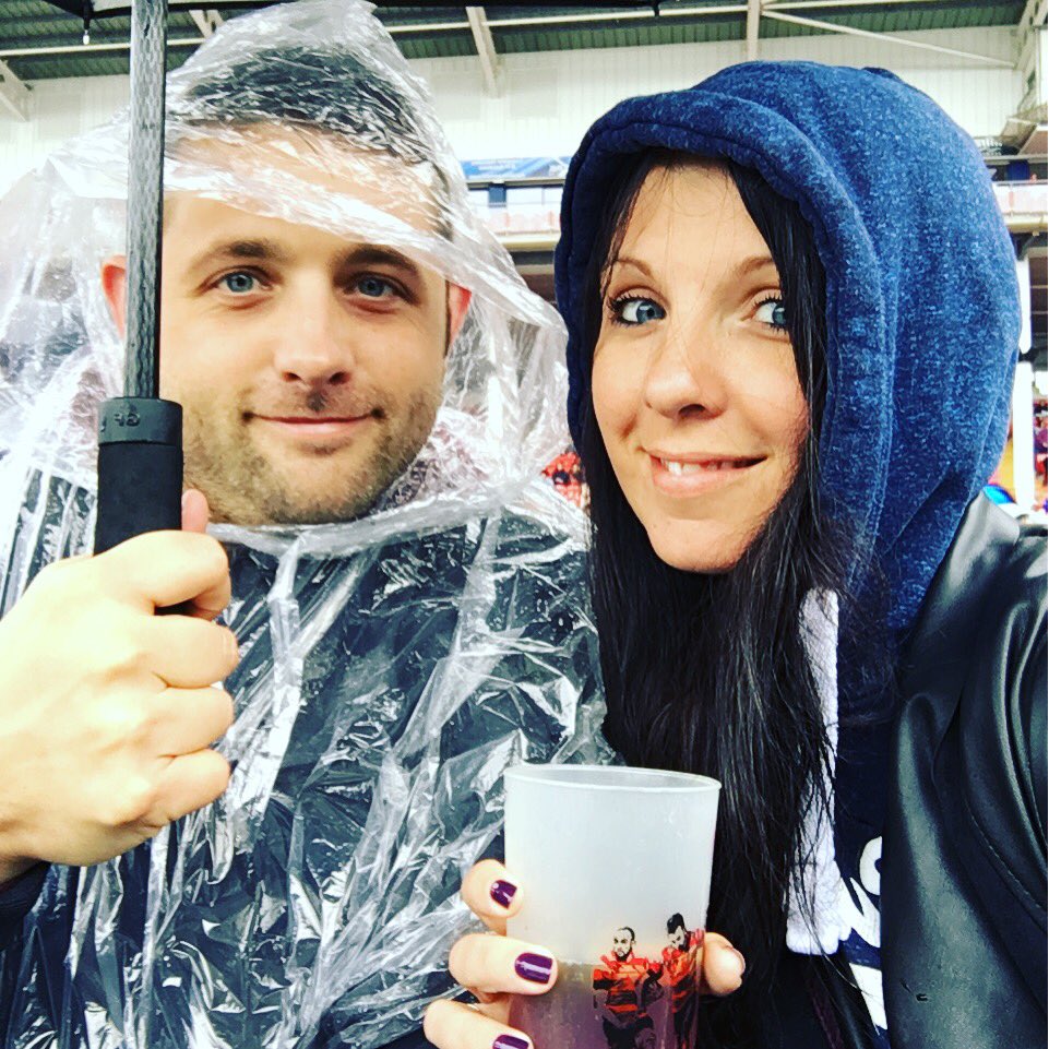 sarmas11's tweet photo. Hello @LionelRichie ready and waiting in the rain to see you! @paltro103  #excited #soaked https://t.co/NMjGgRlMxy