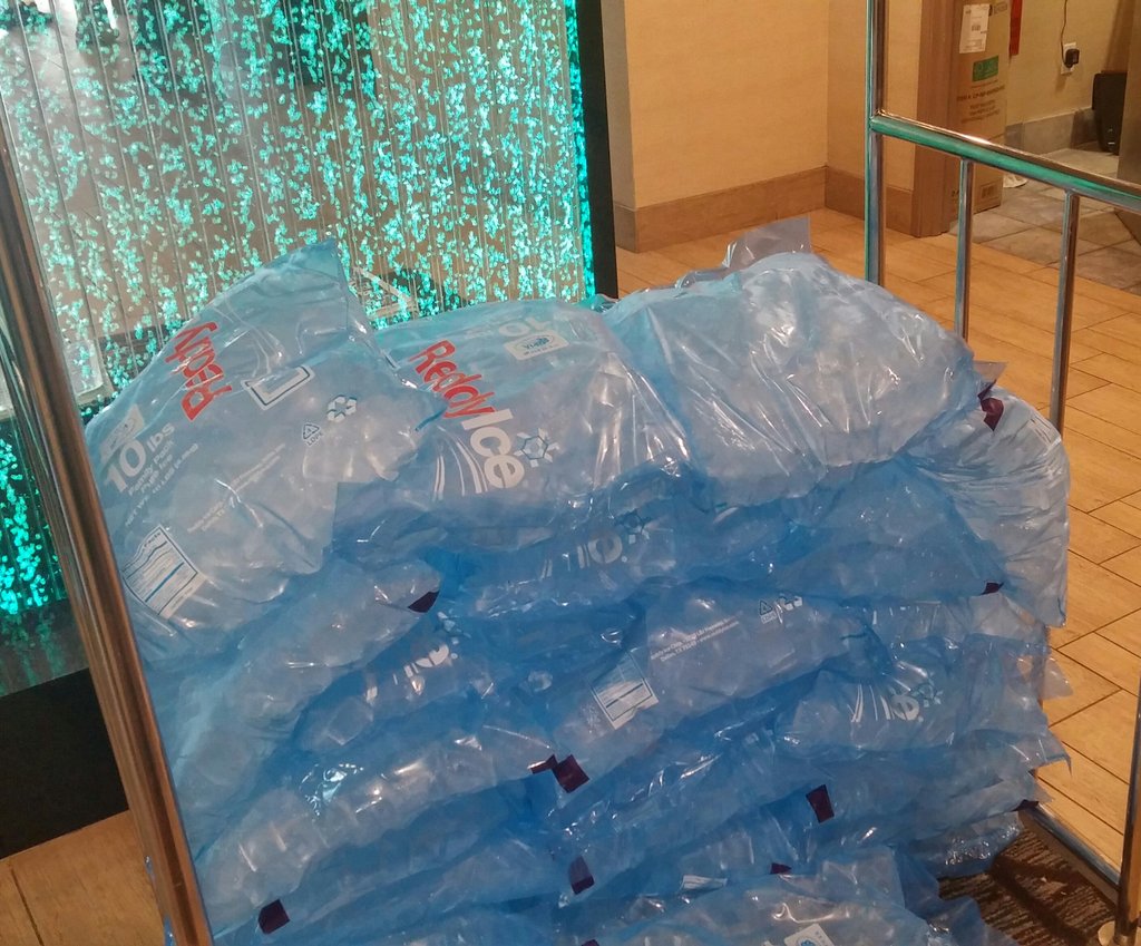 paul_gifford's tweet image. @deanzaforce98g Room service - 50 lbs ice per.  #❤ice baths #hielo #chemistry👍biology #championproblems