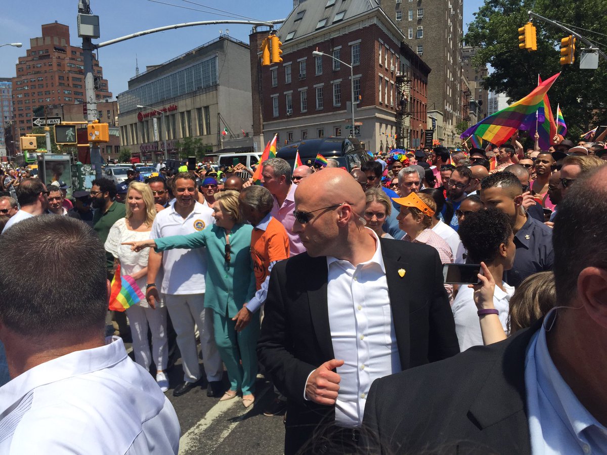 Clinton Makes Surprise Appearance At Nyc Pride Parade Democratic Underground