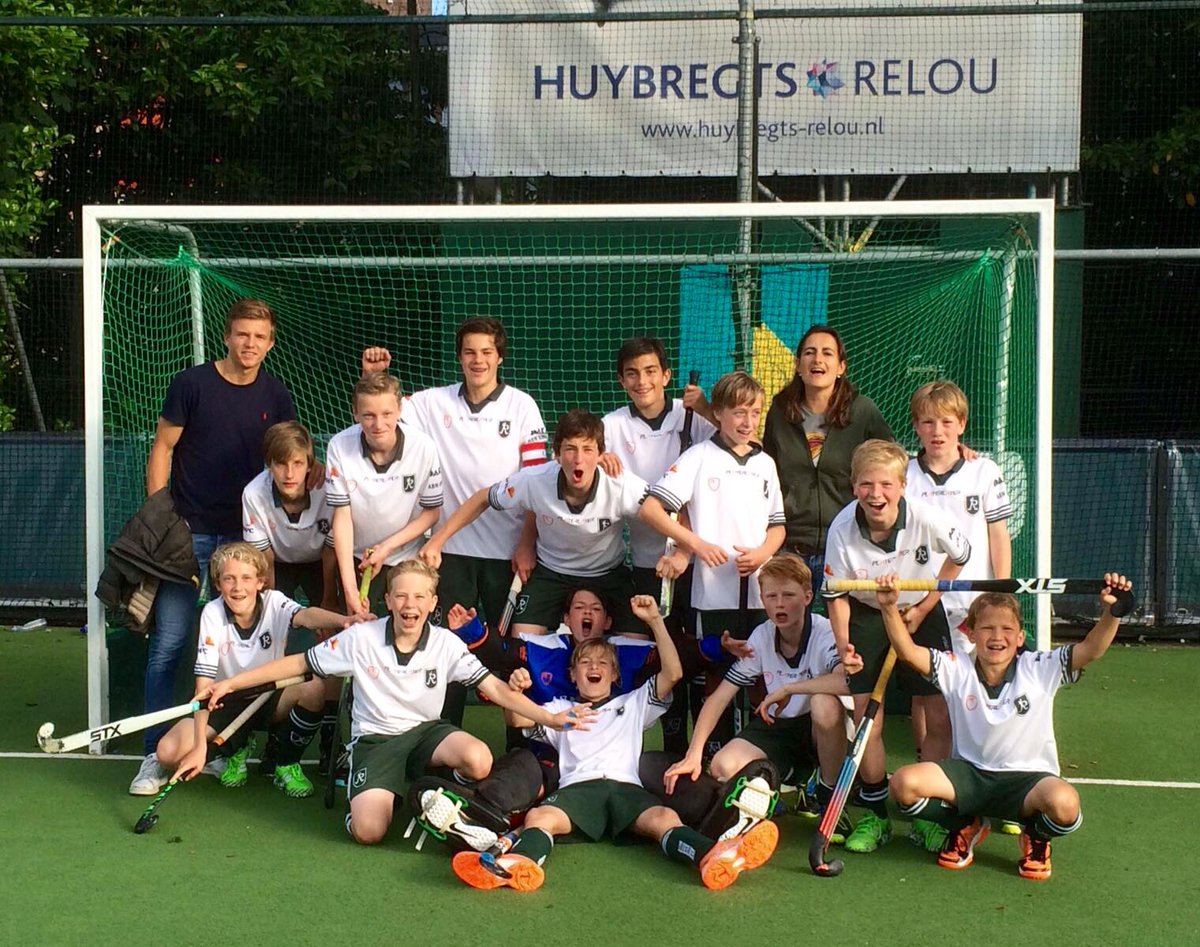 HCRotterdam's tweet photo. Helaas op shootouts verloren van @hcbloemendaal JC2 maar 2e van Nederland🏆🏆👌🏻 #bestejc2vannederland #trots https://t.co/R09RYTXKDI