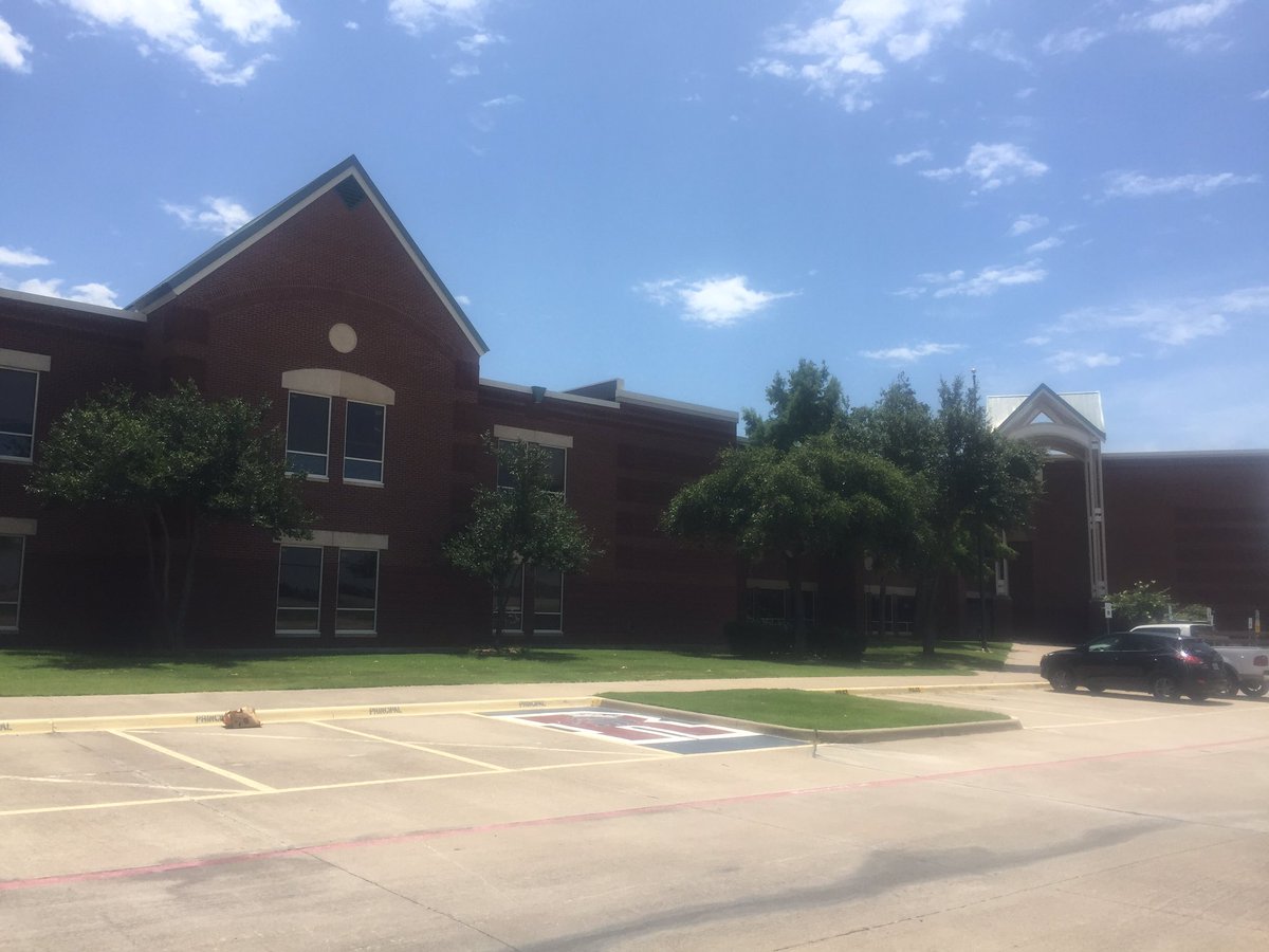 MonicaTVNews's tweet photo. 6 mos. after a tornado destroyed its building, @OasisChurchLV holds service at Rowlett HS #txtornadoes #6MonthsLater https://t.co/hZsgJF26qi