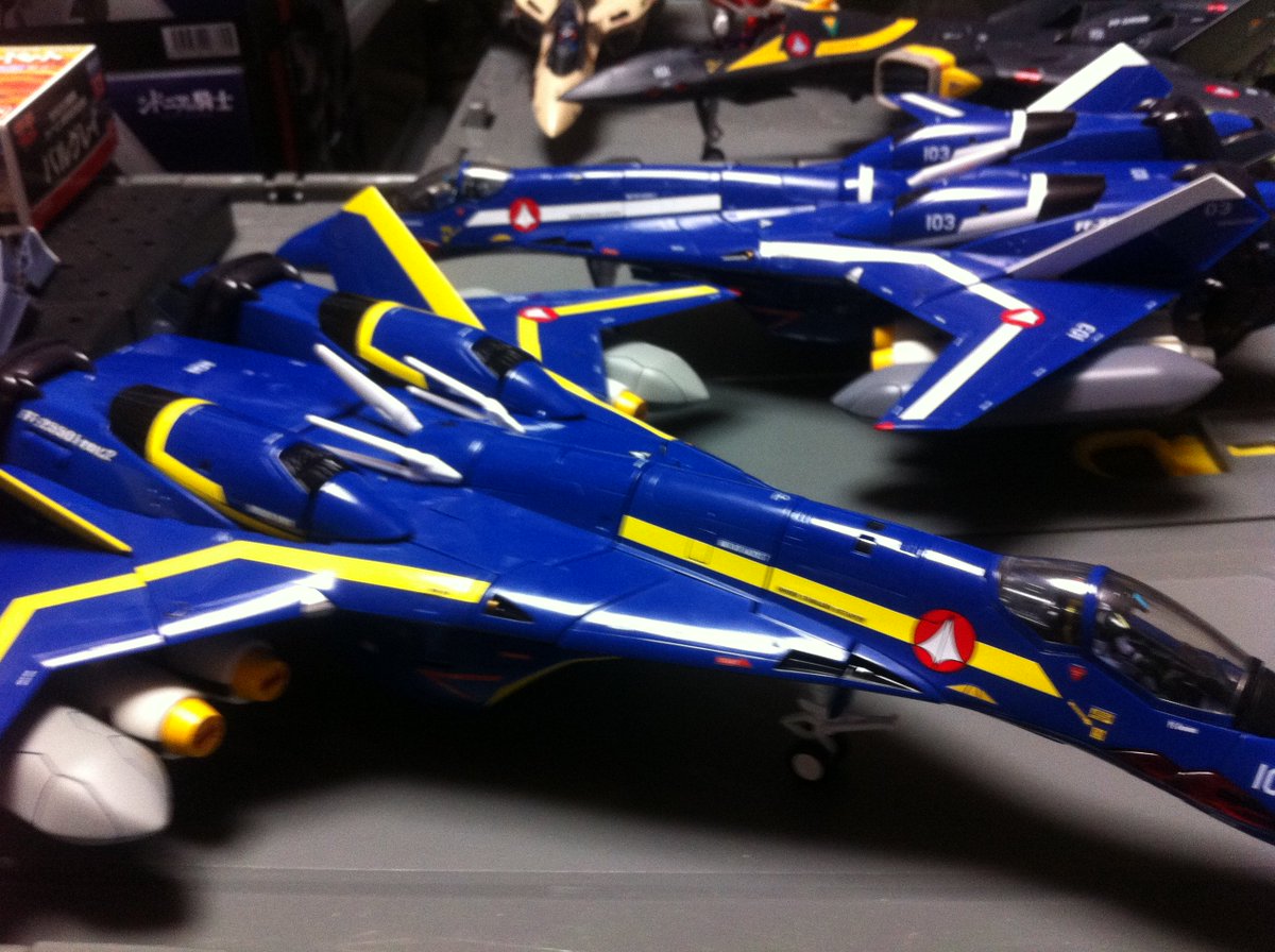 壁 〆 Pa Twitter 青機体に黄色のラインだとブルーエンジェルスにしか見えないけど ステンシルのデカール貼ると少しは実戦機っぽく見える Vf 19はマクロス7第話の一般機塗装が一番ミリタリーチック C っ W っ 壁マクロスプラス計画 T Co