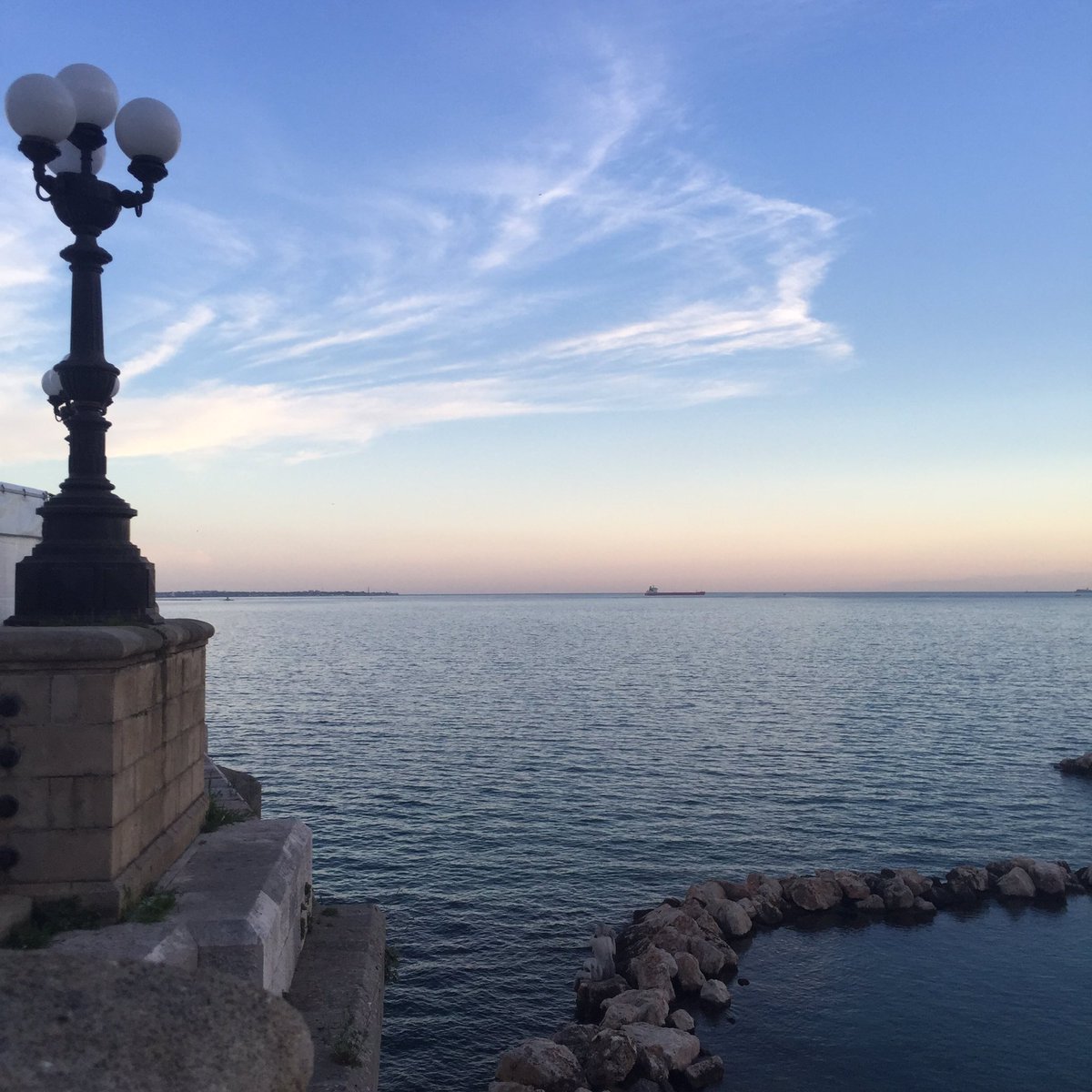 trepois's tweet photo. Non è il pass il mio privilegio, ma questo spettacolo che mi posso godere quando voglio.
#raffofest #taranto https://t.co/hO6YRfgm1n