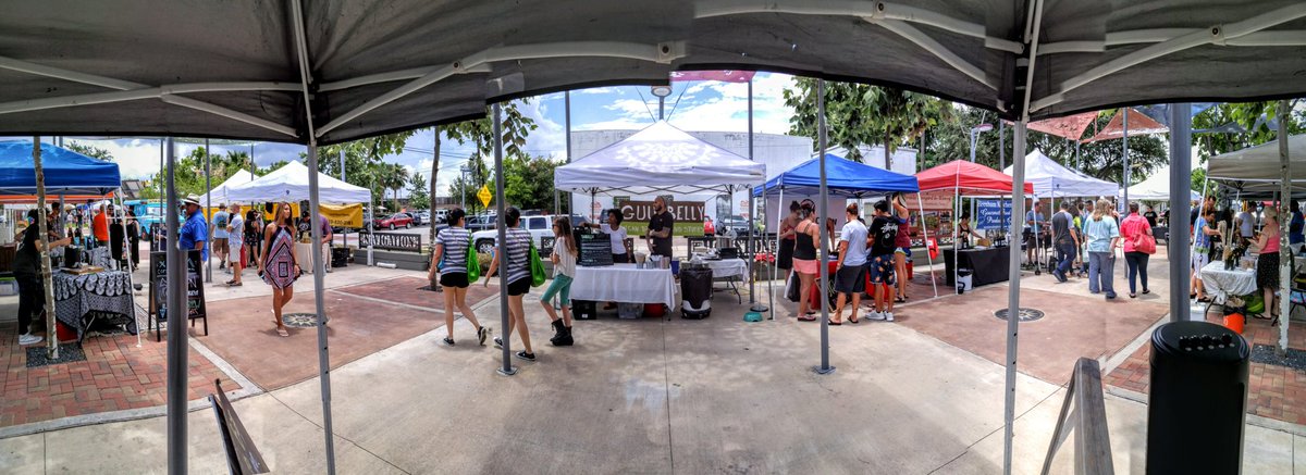 AffinityChoco's tweet image. The awesome view from our tent; amazing makers @eestreetmarket @XELAROASTERS @GUUDBELLYY @RevolucionHTX