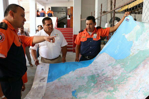 ArturoDavalos's tweet photo. Con @PCyBomberosPV analizamos zonas de riesgo y acciones a tomar esta temporada de ciclones. #TeQueremosPrevenir https://t.co/Pn4sdfbFxV