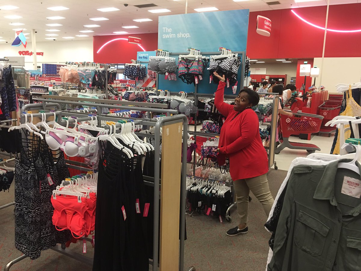DarrowDaniel's tweet photo. EIT DEE spent her day making swim amazing. Being sharks by helping our guests get in the water! #g196sharkweek https://t.co/VjaSqMQ0er