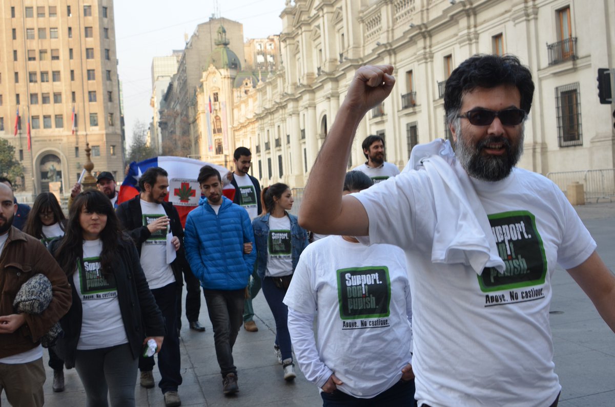 LatinoReforma's tweet photo. #SupportDontPunish #SDP2016 Palacio de la Moneda, Santiago de Chile. Goverment house #LatinoamericaReforma https://t.co/iULjw4QCau