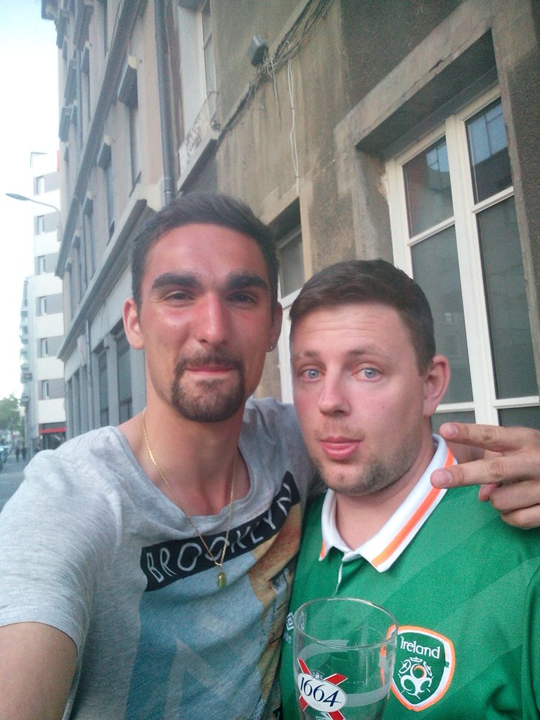 grenierval's tweet photo. Qua'd c'est un supporters irlandais qui t'aide à te garer !!! #EURO2016 #FRAIRL #IRL https://t.co/pEEDSMNC15