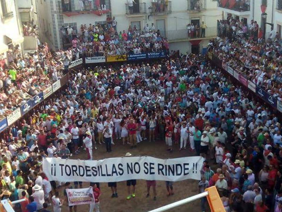 En las Fiestas de San Juan en CORIA (Cáceres) el grito de guerra de la Tauromaquia Popular ¡Tordesillas no se rinde!