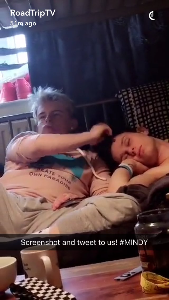 EllzieMaee's tweet photo. @RoadTrip3000 #mindy aw😍😂 https://t.co/CbFgt1r48I