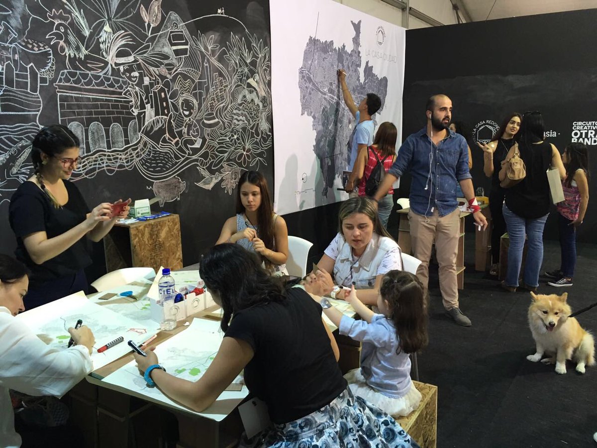 UrbanoMed's tweet photo. Casa Ciudad: taller de La Casa Redonda en el #Timebag del @MedellinDesignW.
Construimos #CiudadaníaAntesQueCiudad https://t.co/g9Nr1RhZ41