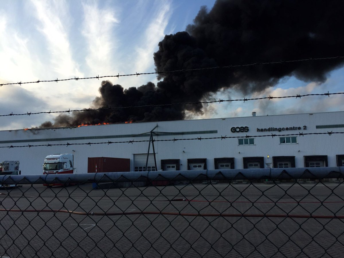 Nog een foto. Zo te zien grote loods van transportbedrijf. Pittige klus voor de brandweer. #DeMeern