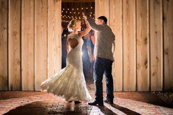 IdeasForBride's tweet photo. A little rain didn't ruin this day! https://t.co/1pH51q1Zxm